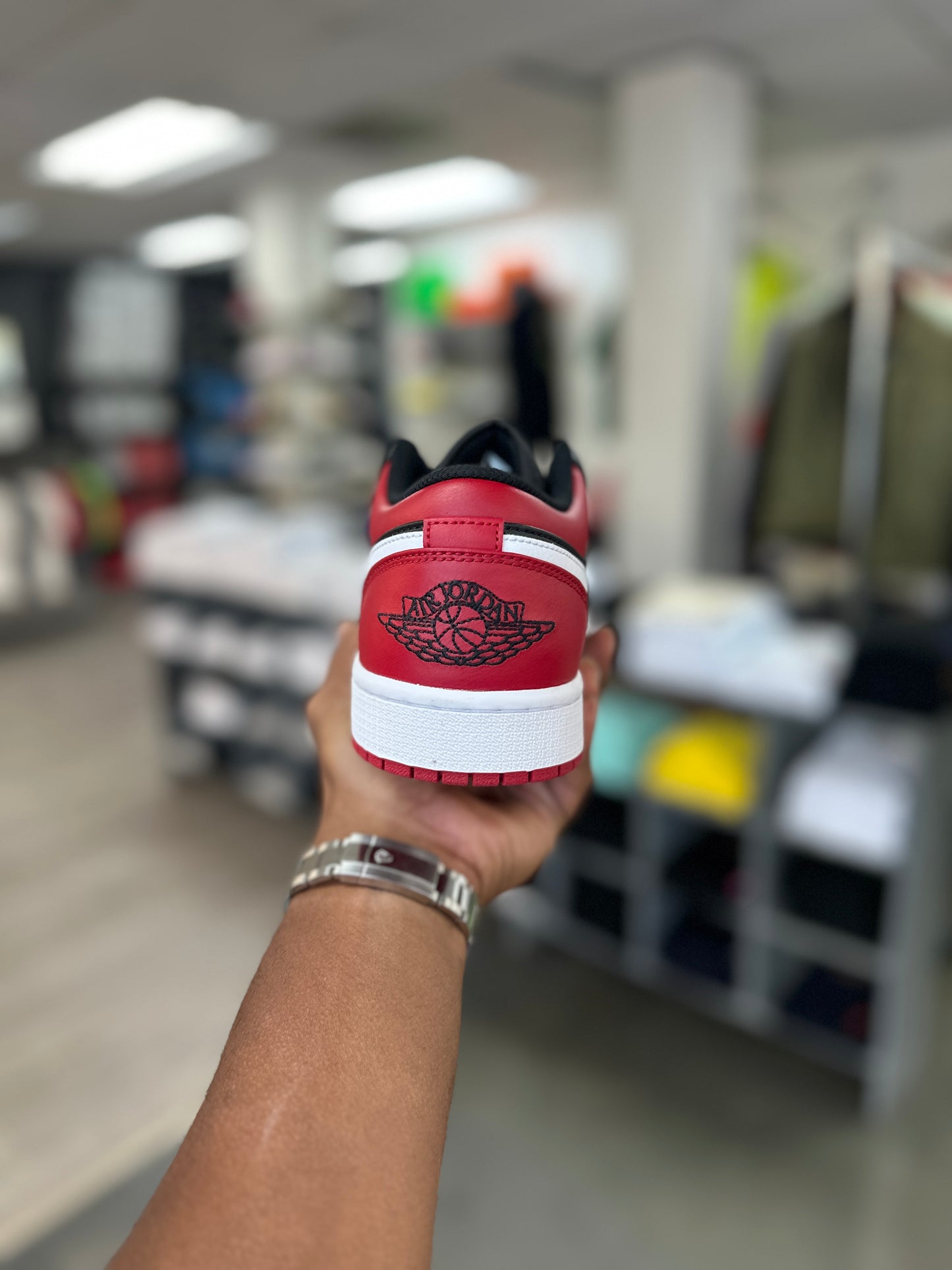 Jordan 1 lowAlternate bred toe