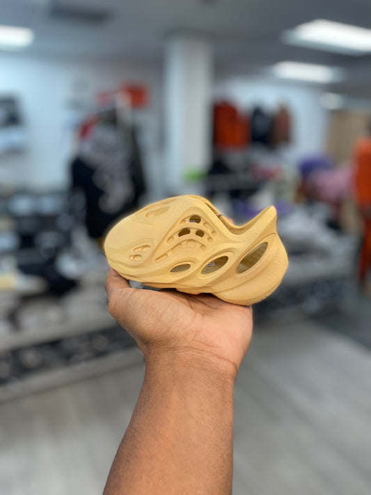 Yeezy foam RNNR Desert Sand