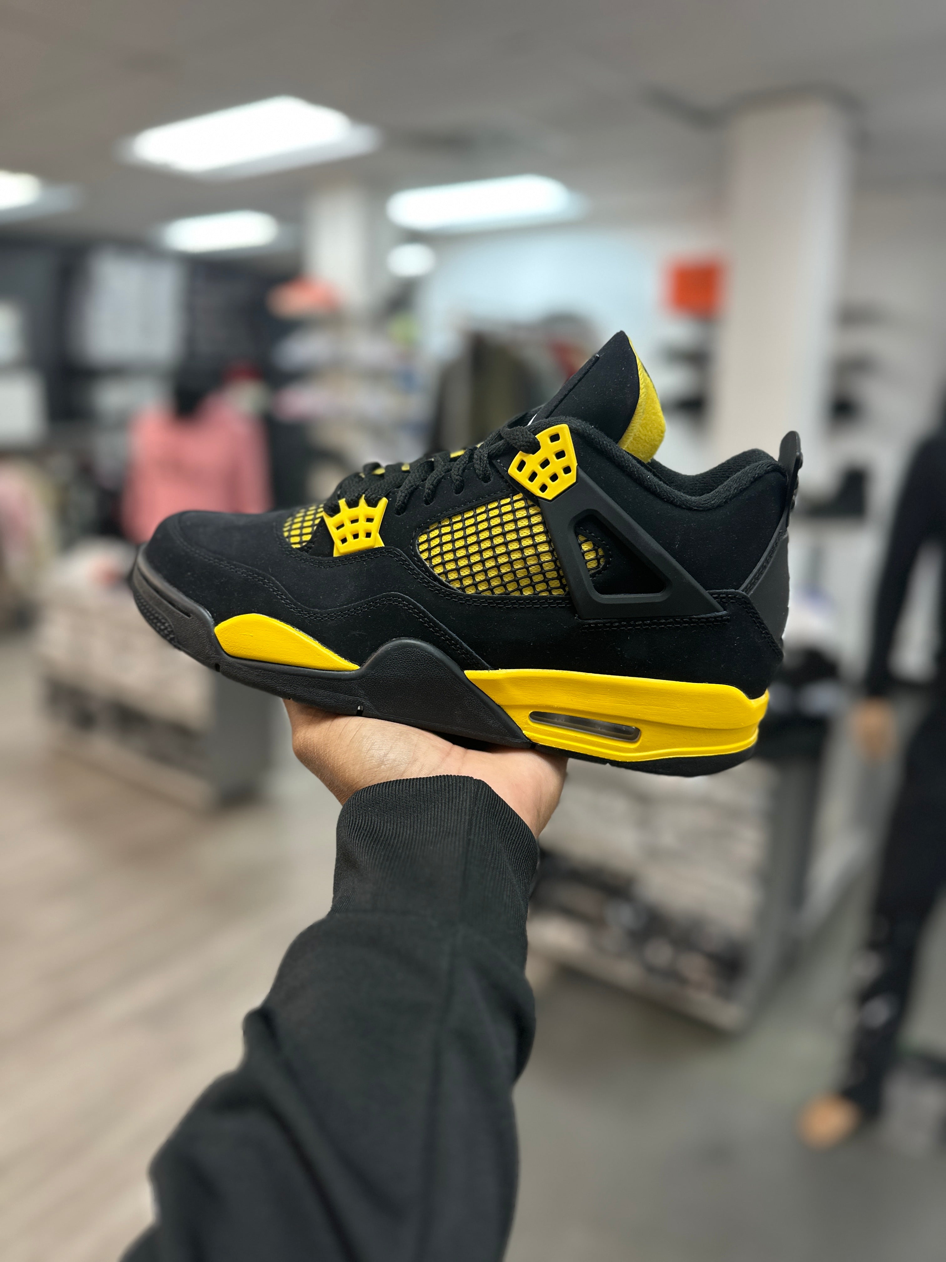 Jordan 4 Retro Thunder - Luxuries By Luck